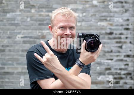 Der Senior Support Specialist der Phase One, Jesper Johansen, hält die neu eingeführte Phase One XT Kamera während einer Einführungsveranstaltung in Kuala Lumpur, Malaysia, am 18. September 2019. (Foto von Chris Jung/NurPhoto) Stockfoto