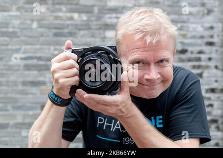 Der Senior Support Specialist der Phase One, Jesper Johansen, hält die neu eingeführte Phase One XT Kamera während einer Einführungsveranstaltung in Kuala Lumpur, Malaysia, am 18. September 2019. (Foto von Chris Jung/NurPhoto) Stockfoto