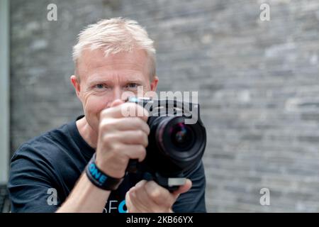 Der Senior Support Specialist der Phase One, Jesper Johansen, hält die neu eingeführte Phase One XT Kamera während einer Einführungsveranstaltung in Kuala Lumpur, Malaysia, am 18. September 2019. (Foto von Chris Jung/NurPhoto) Stockfoto