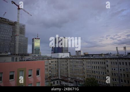 Ein Blick nach Südwesten zeigt ein Büro in Warschau, Polen, am 18. September 2019. In der Mitte ist der Orco-Turm zu sehen, rechts der Oxford-Turm, eines der ältesten Hochhäuser Warschaus. Auf der linken Seite befindet sich das Marriott-Hotel und ganz links der im Bau befindliche Varso-Turm, der nach Fertigstellung 2020 das höchste Gebäude in Polen und der EU sein wird. (Foto von Jaap Arriens/NurPhoto) Stockfoto