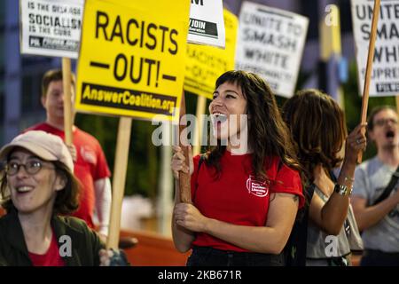 Anti-Trump-Demonstranten singen Slogans und halten Zeichen während des Besuchs von Präsident Trump in Los Angeles, Kalifornien, am 17. September 2019. (Foto von Ronen Tivony/NurPhoto) Stockfoto