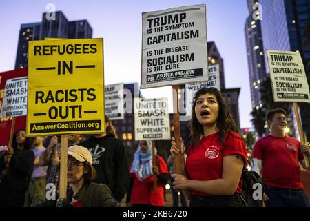 Anti-Trump-Demonstranten singen Slogans und halten Zeichen während des Besuchs von Präsident Trump in Los Angeles, Kalifornien, am 17. September 2019. (Foto von Ronen Tivony/NurPhoto) Stockfoto