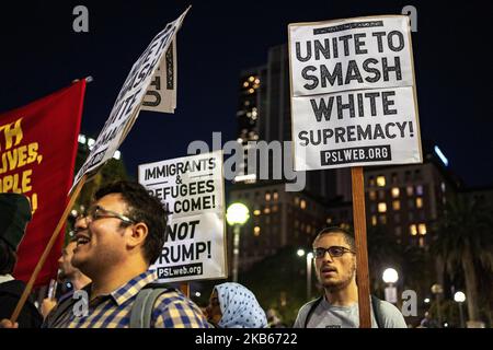 Anti-Trump-Demonstranten singen Slogans und halten Zeichen während des Besuchs von Präsident Trump in Los Angeles, Kalifornien, am 17. September 2019. (Foto von Ronen Tivony/NurPhoto) Stockfoto