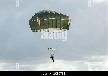 Tausende Fallschirmjäger landeten am 18. September 2019 in Groesbeek im Rahmen der Operation Market Garden Commemorations in Groesbeek, Niederlande. Im September ist es genau 75 Jahre her, dass Fallschirmjäger der 82. Airborne Division im Rahmen der Operation Market Garden in Groesbeek gelandet sind. (Foto von Romy Arroyo Fernandez/NurPhoto) Stockfoto