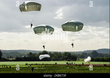 Tausende Fallschirmjäger landeten am 18. September 2019 in Groesbeek im Rahmen der Operation Market Garden Commemorations in Groesbeek, Niederlande. Im September ist es genau 75 Jahre her, dass Fallschirmjäger der 82. Airborne Division im Rahmen der Operation Market Garden in Groesbeek gelandet sind. (Foto von Romy Arroyo Fernandez/NurPhoto) Stockfoto