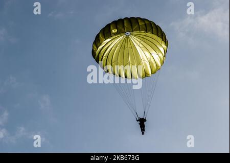 Tausende Fallschirmjäger landeten am 18. September 2019 in Groesbeek im Rahmen der Operation Market Garden Commemorations in Groesbeek, Niederlande. Im September ist es genau 75 Jahre her, dass Fallschirmjäger der 82. Airborne Division im Rahmen der Operation Market Garden in Groesbeek gelandet sind. (Foto von Romy Arroyo Fernandez/NurPhoto) Stockfoto