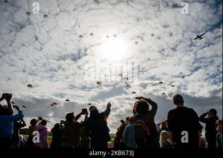 Tausende Fallschirmjäger landeten am 18. September 2019 in Groesbeek im Rahmen der Operation Market Garden Commemorations in Groesbeek, Niederlande. Im September ist es genau 75 Jahre her, dass Fallschirmjäger der 82. Airborne Division im Rahmen der Operation Market Garden in Groesbeek gelandet sind. (Foto von Romy Arroyo Fernandez/NurPhoto) Stockfoto