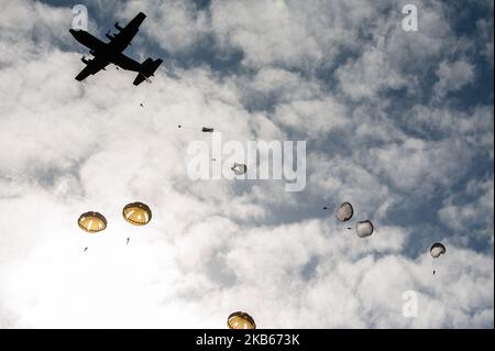 Tausende Fallschirmjäger landeten am 18. September 2019 in Groesbeek im Rahmen der Operation Market Garden Commemorations in Groesbeek, Niederlande. Im September ist es genau 75 Jahre her, dass Fallschirmjäger der 82. Airborne Division im Rahmen der Operation Market Garden in Groesbeek gelandet sind. (Foto von Romy Arroyo Fernandez/NurPhoto) Stockfoto