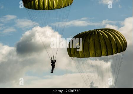 Tausende Fallschirmjäger landeten am 18. September 2019 in Groesbeek im Rahmen der Operation Market Garden Commemorations in Groesbeek, Niederlande. Im September ist es genau 75 Jahre her, dass Fallschirmjäger der 82. Airborne Division im Rahmen der Operation Market Garden in Groesbeek gelandet sind. (Foto von Romy Arroyo Fernandez/NurPhoto) Stockfoto