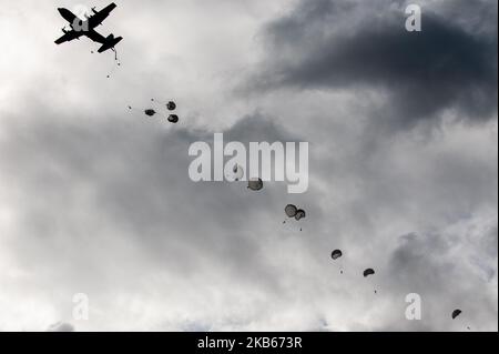 Tausende Fallschirmjäger landeten am 18. September 2019 in Groesbeek im Rahmen der Operation Market Garden Commemorations in Groesbeek, Niederlande. Im September ist es genau 75 Jahre her, dass Fallschirmjäger der 82. Airborne Division im Rahmen der Operation Market Garden in Groesbeek gelandet sind. (Foto von Romy Arroyo Fernandez/NurPhoto) Stockfoto