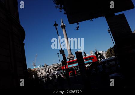 Ein roter Doppeldeckerbus fährt am 18. September 2019 an der Nelson's Column am Trafalgar Square in London, England, vorbei. (Foto von David Cliff/NurPhoto) Stockfoto