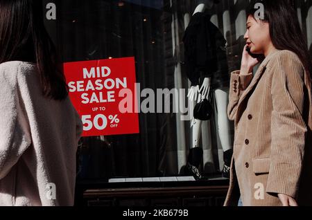 Eine Frau passiert am 18. September 2019 ein Schild mit einem Verkauf zur Saisonmitte im Fenster eines Mango-Bekleidungsladens an der Ecke Glasshouse Street und Regent Street in London, England. Die Verkaufszahlen des britischen Einzelhandels für den Monat August werden morgen vom Office for National Statistics (ONS) veröffentlicht. Die Veröffentlichung im August, die den Monat Juli abdeckt, ergab einen Anstieg der Umsätze im Vergleich zum Vormonat um 0,2 Prozent, wobei die Umsätze in Kaufhaushalten zum ersten Mal im gesamten Jahr 2019 stiegen. (Foto von David Cliff/NurPhoto) Stockfoto
