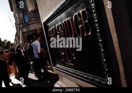 Am 18. September 2019 passieren Käufer das Kaufhaus Selfridges in der Oxford Street in London, England. Die Verkaufszahlen des britischen Einzelhandels für den Monat August werden morgen vom Office for National Statistics (ONS) veröffentlicht. Die Veröffentlichung im August, die den Monat Juli abdeckt, ergab einen Anstieg der Umsätze im Vergleich zum Vormonat um 0,2 Prozent, wobei die Umsätze in Kaufhaushalten zum ersten Mal im gesamten Jahr 2019 stiegen. (Foto von David Cliff/NurPhoto) Stockfoto