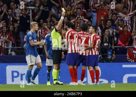 Diego Costa aus Atletico de Madrid sieht die gelbe Karte während des UEFA Champions League-Spiels zwischen Atletico de Madrid und Juventus im Wanda Metropolitano Stadium in Madrid, Spanien. 18. September 2019. (Foto von A. Ware/NurPhoto) Stockfoto