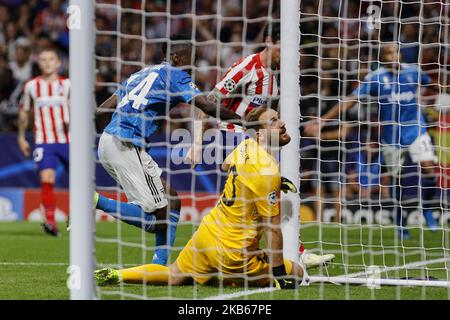 Jan Oblak von Atletico de Madrid besiegte und Blaise Matuidi von Juventus feiert das Tor während des UEFA Champions League-Spiels zwischen Atletico de Madrid und Juventus im Wanda Metropolitano Stadium in Madrid, Spanien. 18. September 2019. (Foto von A. Ware/NurPhoto) Stockfoto