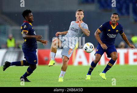 Fredrik Gulbrandsen von Istanbul Basaksehir in Aktion zwischen Amadou Diawara und Juan Jesus von Roma während des UEFA Europa League-Spiel der Gruppe J ALS Roma gegen Istanbul Basaksehir am 19. September 2019 im Olimpico-Stadion in Rom, Italien (Foto: Matteo Ciambelli/NurPhoto) Stockfoto