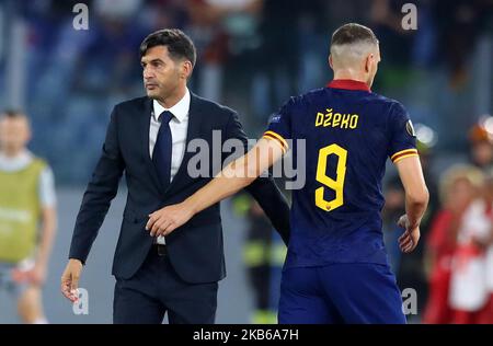 Paulo Fonseca Manager von Roma und Edin Dzeko von Roma während des UEFA Europa League Group J-Spiels ALS Roma gegen Istanbul Basaksehir am 19. September 2019 im Olimpico-Stadion in Rom, Italien (Foto: Matteo Ciambelli/NurPhoto) Stockfoto