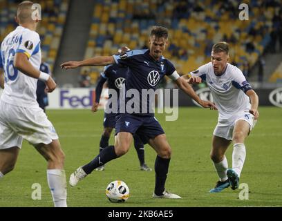 Markus Rosenberg von Malmo FF (C) wetteiferte um den Ball mit Serhiy Sydorchuk von Dynamo Kiew (R), während des Spieltages 1 der Europa League-Gruppenphase 2019/2020 zwischen Malmö FF und dem FC Dynamo Kiew im NSC Olimpiyskiy-Stadion in Kiew, Ukraine, am 19. September 2019. (Foto von STR/NurPhoto) Stockfoto