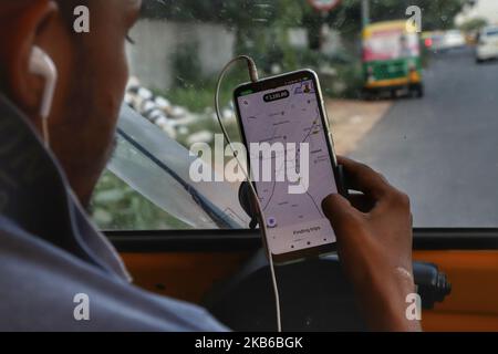 Ein Auto-Rikscha-Fahrer überprüft die Google-Karte, während er am 18. September 2019 in Neu-Delhi Indien auf die Passagiere wartet (Foto: Nasir Kachroo/NurPhoto) Stockfoto