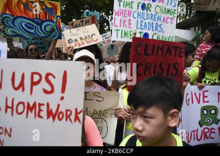 Umweltaktivisten nehmen am Global Strike 4 Climate Event in Bangkok, Thailand, am 20. September 2019 Teil. (Foto von Anusak Laowias/NurPhoto) Stockfoto