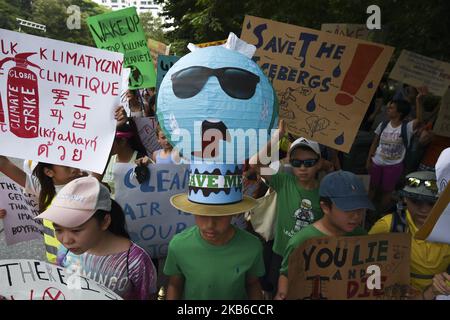 Umweltaktivisten nehmen am Global Strike 4 Climate Event in Bangkok, Thailand, am 20. September 2019 Teil. (Foto von Anusak Laowias/NurPhoto) Stockfoto