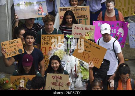 Umweltaktivisten nehmen am Global Strike 4 Climate Event in Bangkok, Thailand, am 20. September 2019 Teil. (Foto von Anusak Laowias/NurPhoto) Stockfoto