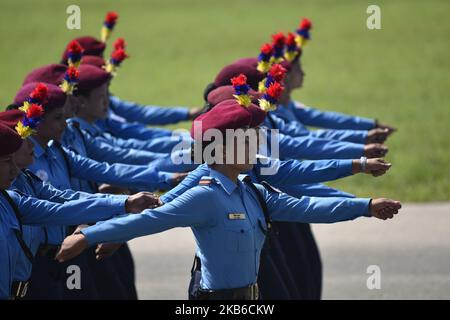 Mitarbeiter der nepalesischen Polizei nehmen am Freitag, den 20. September, an einer Feier des Tag der Verfassung im Pavillon der nepalesischen Armee in Tundikhel, Kathmandu, Nepal, Teil. 2019. (Foto von Narayan Maharjan/NurPhoto) Stockfoto