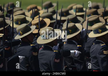 Mitarbeiter der nepalesischen Armee nehmen am Freitag, den 20. September, an einer Feier des Tag der Verfassung im Pavillon der nepalesischen Armee in Tundikhel, Kathmandu, Nepal, Teil. 2019. (Foto von Narayan Maharjan/NurPhoto) Stockfoto