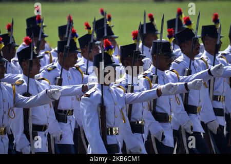 Mitarbeiter der nepalesischen Polizei nehmen am Freitag, den 20. September, an einer Feier des Tag der Verfassung im Pavillon der nepalesischen Armee in Tundikhel, Kathmandu, Nepal, Teil. 2019. (Foto von Narayan Maharjan/NurPhoto) Stockfoto