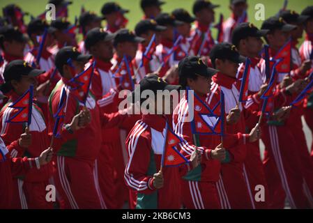 Mitarbeiter der nepalesischen Armee nehmen am Freitag, den 20. September, an einer Feier des Tag der Verfassung im Pavillon der nepalesischen Armee in Tundikhel, Kathmandu, Nepal, Teil. 2019. (Foto von Narayan Maharjan/NurPhoto) Stockfoto