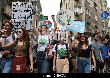 Studenten demonstrieren am 20. September 2019 auf dem Syntagma-Platz im Zentrum von Athen, Griechenland, und fordern im Rahmen des globalen Stechs, den die Bewegung „ Freitags für die Zukunft“ nennt, Maßnahmen gegen den Klimawandel. (Foto von Nicolas Koutsokostas/NurPhoto) Stockfoto