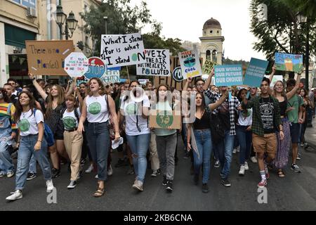 Studenten demonstrieren am 20. September 2019 auf dem Syntagma-Platz im Zentrum von Athen, Griechenland, und fordern im Rahmen des globalen Stechs, den die Bewegung „ Freitags für die Zukunft“ nennt, Maßnahmen gegen den Klimawandel. (Foto von Nicolas Koutsokostas/NurPhoto) Stockfoto