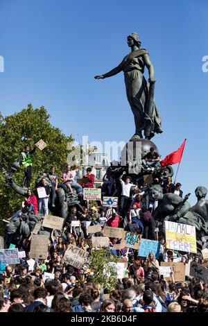 Paris, Frankreich, 20. September 2019. Junge Klimademonstranten stehen auf der Statue des Nationalplatzes und halten viele Zeichen für die Botschaft, den Planeten und den Klimawandel zu verteidigen. Dies ist ein weiterer Tag eines globalen Klimastreiks, um die Untätigkeit des Klimas zu verurteilen und soziale Gerechtigkeit zu fordern. Paris, Frankreich, le 20 septembre 2019. Des jeunes manidiants pour le climat se tiennent sur la Statue de la place de la Nation en Tenant de nombreuses pancartes au message pour défendre la planète et contre le changement climatique. Il s'agit d'une nouvelle journée de Grève mondiale pour le climet pour dénoncer Stockfoto