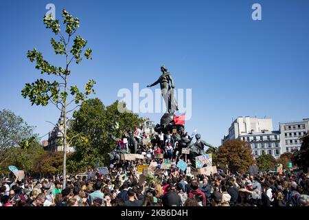 Paris, Frankreich, 20. September 2019. Junge Klimademonstranten stehen auf der Statue des Nationalplatzes und halten viele Zeichen für die Botschaft, den Planeten und den Klimawandel zu verteidigen. Dies ist ein weiterer Tag eines globalen Klimastreiks, um die Untätigkeit des Klimas zu verurteilen und soziale Gerechtigkeit zu fordern. Paris, Frankreich, le 20 septembre 2019. Des jeunes manidiants pour le climat se tiennent sur la Statue de la place de la Nation en Tenant de nombreuses pancartes au message pour défendre la planète et contre le changement climatique. Il s'agit d'une nouvelle journée de Grève mondiale pour le climet pour dénoncer Stockfoto