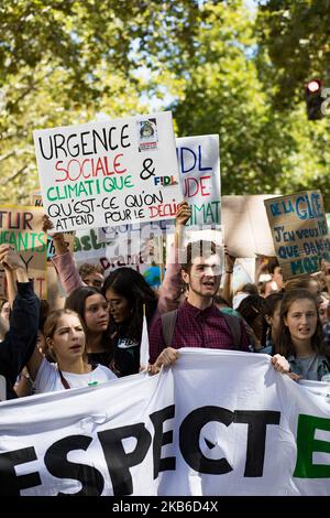 Paris, Frankreich, 20. September 2019. Junge Klimademonstranten marschieren vorbei und halten viele Zeichen mit der Botschaft, den Planeten und den Klimawandel zu verteidigen. Dies ist ein weiterer Tag eines globalen Klimastreiks, um die Untätigkeit des Klimas zu verurteilen und soziale Gerechtigkeit zu fordern. Paris, Frankreich, le 20 septembre 2019. Des jeunes manidiants pour le climat défilent en Tenant de nombreuses pancartes au message pour défendre la planète et contre le changement climatique. Il s'agit d'une nouvelle journée de Grève mondiale pour le climat pour dénoncer l’inaction climatique et exiger la Justice sociale. (Foto von Emeric Fo Stockfoto