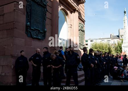 Die Polizei versiegelt die Paulskirche. Nach dem Streik gegen den Klimawandel am Freitag, 20.09.2019, zeigen die Menschen Solidarität mit den Hausbesetzern der Paulskirche. Die Bewegung „freitag für die Zukunft“ rief. Diesmal nicht nur Schüler, sondern alle Menschen. Hunderttausende Menschen auf der ganzen Welt haben dem Ruf gefolgt. Die Paulskirche in Frankfurt wurde von Klimaaktivisten besetzt.Mehr als 15,000 Menschen in Frankfurt am Main streikten am Freitag, den 20.09.2019. Die Bewegung „freitag für die Zukunft“ rief. Diesmal nicht nur Schüler, sondern alle Menschen. Hunderttausende von Stockfoto