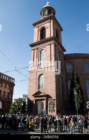 Nach dem Streik gegen den Klimawandel am Freitag, 20.09.2019, zeigen die Menschen Solidarität mit den Hausbesetzern der Paulskirche. Die Bewegung „freitag für die Zukunft“ rief. Diesmal nicht nur Schüler, sondern alle Menschen. Hunderttausende Menschen auf der ganzen Welt haben dem Ruf gefolgt. Die Paulskirche in Frankfurt wurde von Klimaaktivisten besetzt. (Foto von Peter Niedung/NurPhoto) Stockfoto