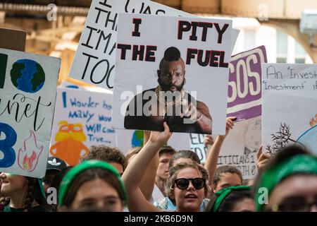 Jugendaktivisten und Verbündete marschieren am 20. September 2019 im Rahmen des Klimastreiks in der Innenstadt von Chicago. Dieser märz war Teil der studentischen Global Climate Strike-Bewegung, um das Bewusstsein für den Klimawandel und andere Umweltbelange zu schärfen. (Foto von Max Herman/NurPhoto) Stockfoto