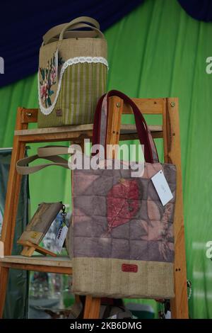 Die schöne handgemachte Tasche für Frau Stockfoto