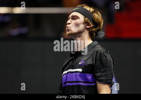 Andrey Rublev aus Russland reagiert während seines ATP-Viertelfinalmatches St. Petersburg Open 2019 gegen Daniil Medwedew aus Russland am 21. September 2019 in Sankt Petersburg, Russland. (Foto von Mike Kireev/NurPhoto) Stockfoto