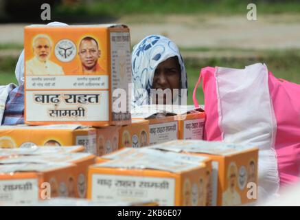 Eine indische Flutopfer-Frau wartet darauf, dass Uttar pradesh-Staatsminister Yogi Adityanath am 20. September 2019 in einem Hochwasserschutzlager in Allahabad Nahrungsmittelhilfe-Kits eingeliefert bekommt. (Foto von Ritesh Shukla/NurPhoto) Stockfoto