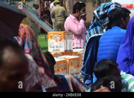 Indische Überschwemmungsopfer warten darauf, dass Uttar pradesh, Staatsminister Yogi Adityanath, am 20. September 2019 in einem Hochwasserschutzlager in Allahabad Nahrungsmittelhilfe-Kits eingeliefert bekommt. (Foto von Ritesh Shukla/NurPhoto) Stockfoto