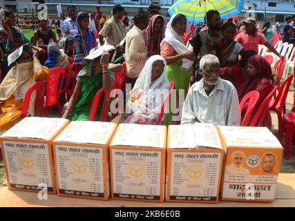 Indische Überschwemmungsopfer warten darauf, dass Uttar pradesh, Staatsminister Yogi Adityanath, am 20. September 2019 in einem Hochwasserschutzlager in Allahabad Nahrungsmittelhilfe-Kits eingeliefert bekommt. (Foto von Ritesh Shukla/NurPhoto) Stockfoto