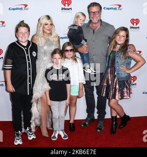 LAS VEGAS, NEVADA, USA - SEPTEMBER 20: Tori Spelling, Dean McDermott, Stella Doreen McDermott, Liam McDermott, Beau Dean McDermott, Hattie McDermott und Finn McDermott kommen zum iHeartRadio Music Festival 2019 - Night 1, das am 20. September 2019 in Las Vegas, Nevada, USA, in der T-Mobile Arena stattfindet. (Foto von David Acosta/Image Press Agency/NurPhoto) Stockfoto