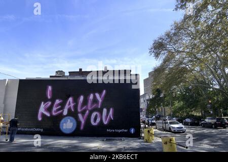 Maler arbeiten am 20. September 2019 an einer Werbung für den Facebook-Dating-Service auf einer Seitenwand im Stadtteil Germantown in Philadelphia, PA. Guerrilla Werbung Stil Werbung für die neue Dating-Service ist rund um die Stadt gefunden. (Foto von Bastiaan Slabbers/NurPhoto) Stockfoto