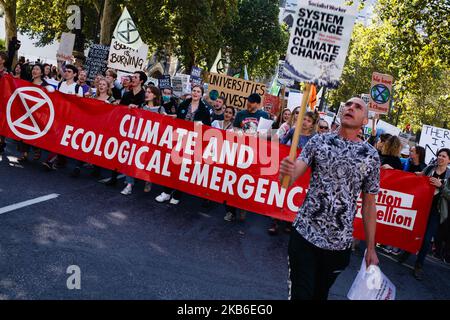 Mitglieder der Aktivistengruppe Extinction Rebellion marschieren um den Parliament Square, während sich zehntausende Umweltschützer am ersten Tag einer Woche weltweiter „Klimaangriffe“ versammeln, die Teil der Jugendbewegung „Fridays for Future“ sind, die vom schwedischen Teenager Greta Thunberg am 20. September in London, England, begonnen wurde. 2019. Die Organisatoren sagen, dass sie erwarten, dass von heute bis zum 27. September mehr als 2.400 solcher Demonstrationen in einer sogenannten „Global Week for Future“ stattfinden werden. Es ist eine Woche, in der morgen der erste UN-Jugendklimagipfel sowie die UNO stattfinden Stockfoto