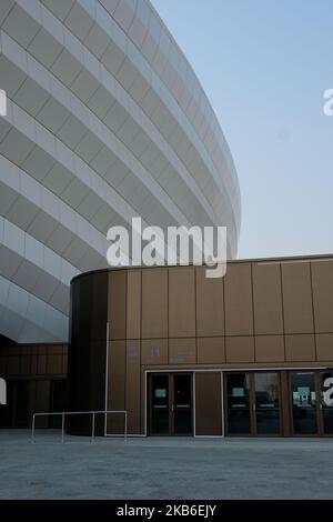 Die Außenfassade des neu eröffneten Al Janoub Stadions vor Al Sadd V Umm Salal in der QNB Stars League am 20 2019. September in Al Wakrah, Katar. Es ist das erste eigens errichtete Stadion, das für die Weltmeisterschaft 2022 in Katar fertiggestellt wird. (Foto von Simon Holmes/NurPhoto) Stockfoto