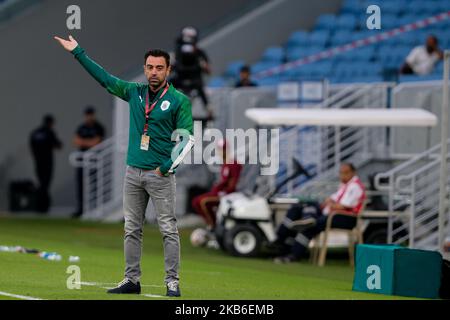 Al Sadd Manager, Xavi, gibt seinen Spielern während Al Sadd gegen Umm Salal in der QNB Stars League im Al Janoub Stadium, Katar, Anweisungen aus der Touchline. (Foto von Simon Holmes/NurPhoto) Stockfoto