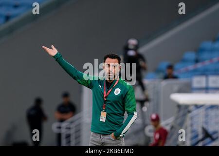 Al Sadd Manager, Xavi, gibt seinen Spielern während Al Sadd gegen Umm Salal in der QNB Stars League im Al Janoub Stadium, Katar, Anweisungen aus der Touchline. (Foto von Simon Holmes/NurPhoto) Stockfoto