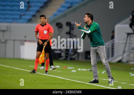 Al Sadd Manager, Xavi, gibt seinen Spielern während Al Sadd gegen Umm Salal in der QNB Stars League im Al Janoub Stadium, Katar, Anweisungen aus der Touchline. (Foto von Simon Holmes/NurPhoto) Stockfoto